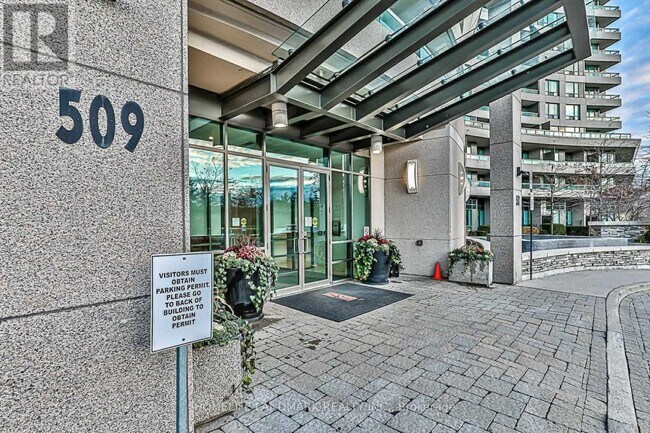 509 Beecroft Rd in Toronto, ON - Building Photo - Building Photo