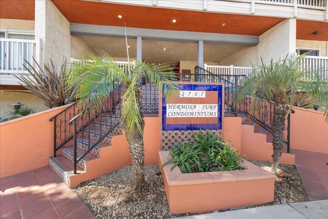 1707 Pacific Coast Hwy in Hermosa Beach, CA - Building Photo
