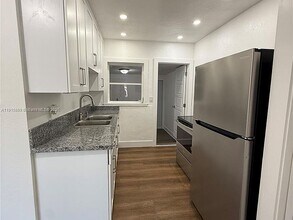 2770 SW 34th Ct in Miami, FL - Building Photo - Building Photo