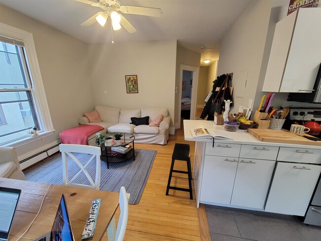 9 Story St, Unit 2 in Cambridge, MA - Foto de edificio - Building Photo