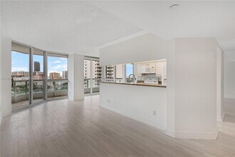 21205 NE 37th Ave in Aventura, FL - Building Photo - Building Photo