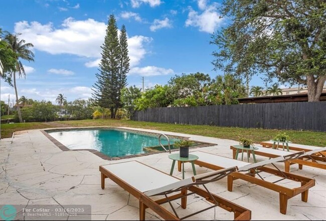 1751 NE 64th St in Fort Lauderdale, FL - Foto de edificio - Building Photo
