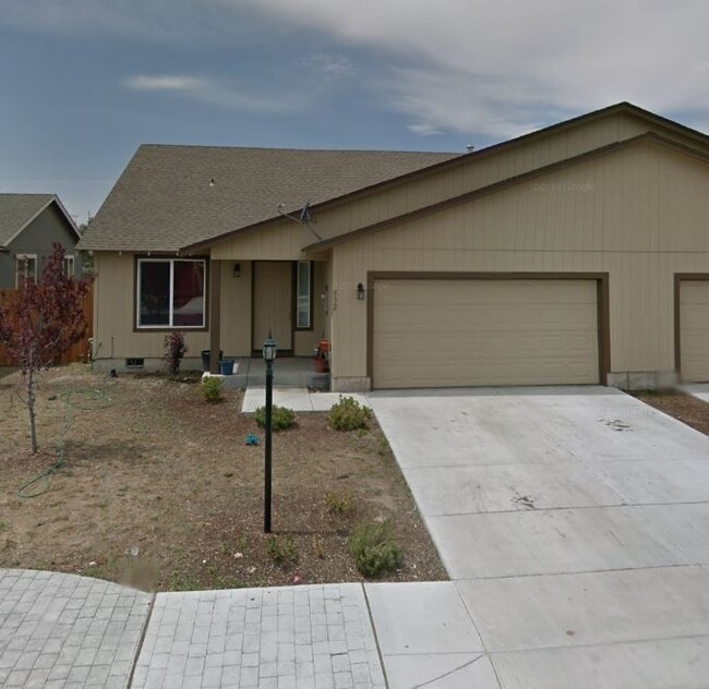 932 SE Kierra Pl in Madras, OR - Building Photo - Building Photo