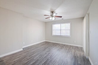 Triangle Park Apartments in Durham, NC - Foto de edificio - Building Photo