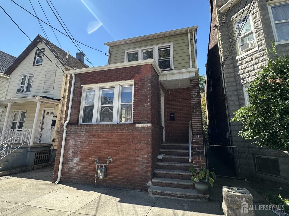 109 Madison Ave in Perth Amboy, NJ - Building Photo