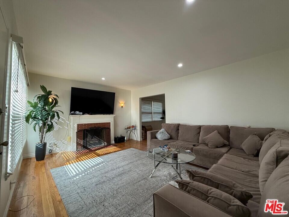 14735 Bassett St in Los Angeles, CA - Building Photo