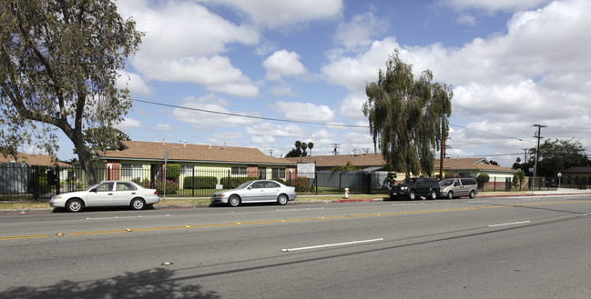 Lindale Villa Apartments in Anaheim, CA - Building Photo - Building Photo