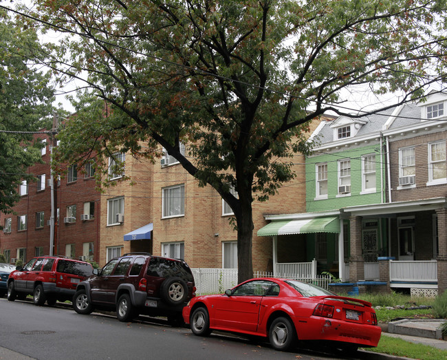 737 Longfellow St NW in Washington, DC - Foto de edificio - Building Photo