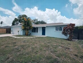 194 Akron Rd in Greenacres, FL - Building Photo - Building Photo