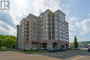 4000 Creekside Dr in Hamilton, ON - Building Photo