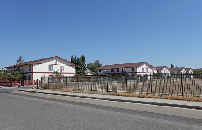 Saratoga Apartments in Selma, CA - Foto de edificio - Building Photo