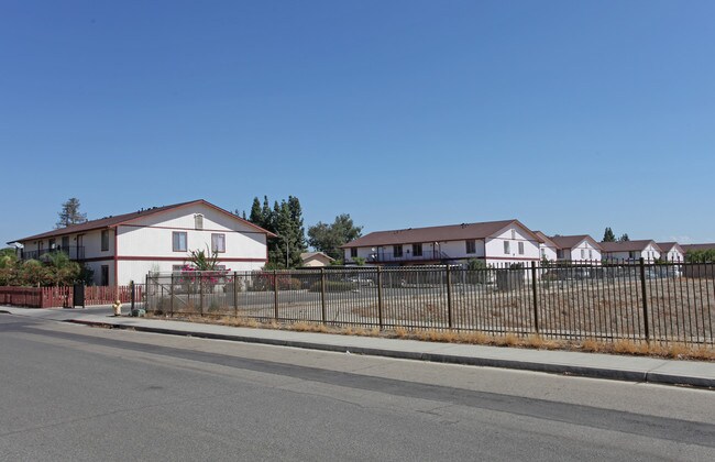 Saratoga Apartments in Selma, CA - Building Photo - Building Photo