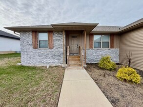 633 S Southgate Dr in Nixa, MO - Foto de edificio - Building Photo