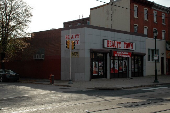 1511 Fairmount Ave in Philadelphia, PA - Foto de edificio - Building Photo