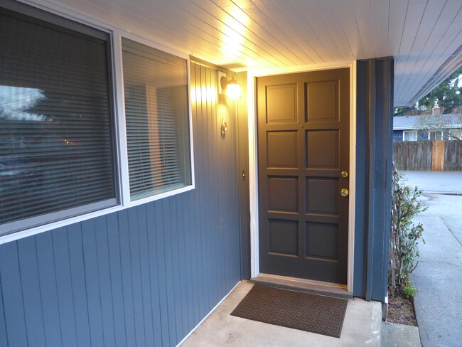 21016 80th Place West, Unit 6 in Edmonds, WA - Foto de edificio - Building Photo