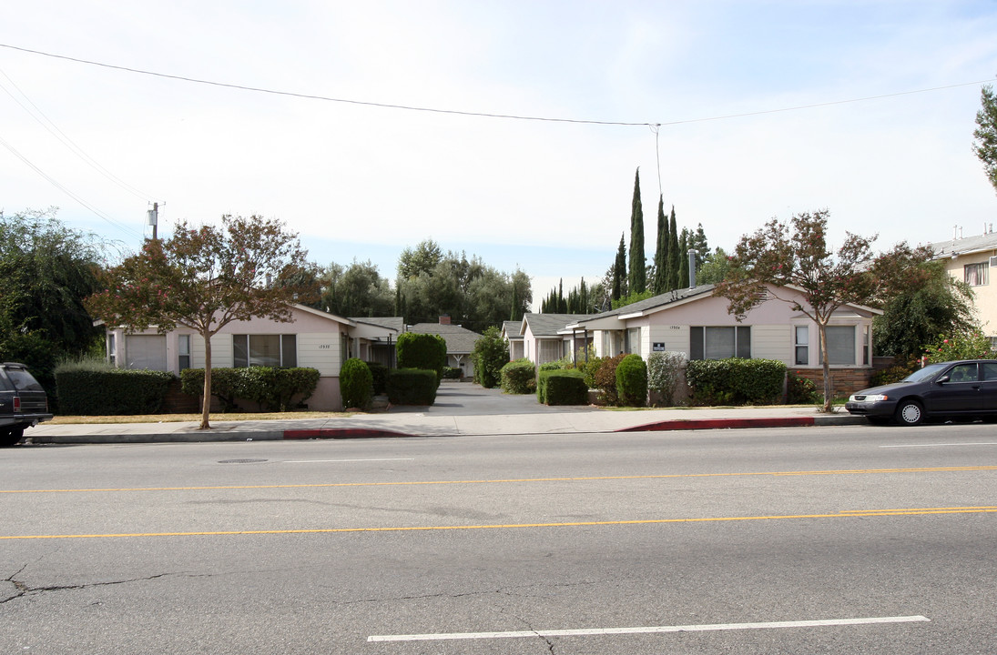 13978-13980 Foothill Blvd in Sylmar, CA - Building Photo