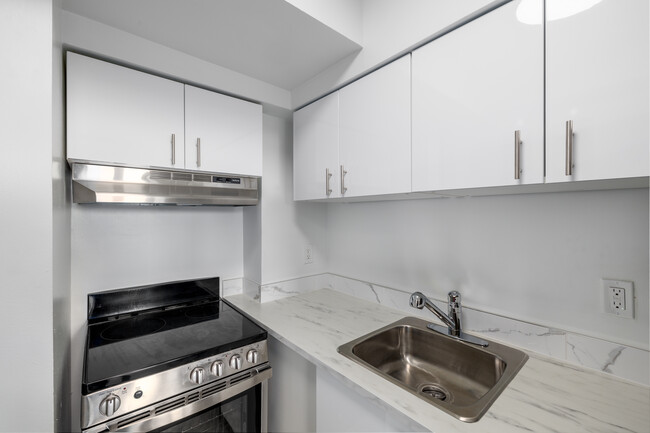 1025 Sherbrooke in Montréal, QC - Building Photo - Interior Photo