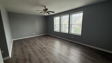 347 Devoe Dr in Oswego, IL - Building Photo - Building Photo