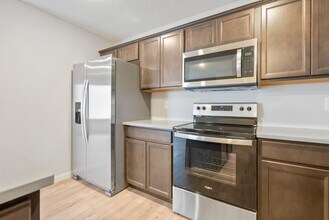 127 Axlewood Dr in Waterloo, IA - Building Photo - Building Photo