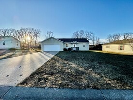 2117 Cedarwood Ct in Lebanon, MO - Building Photo