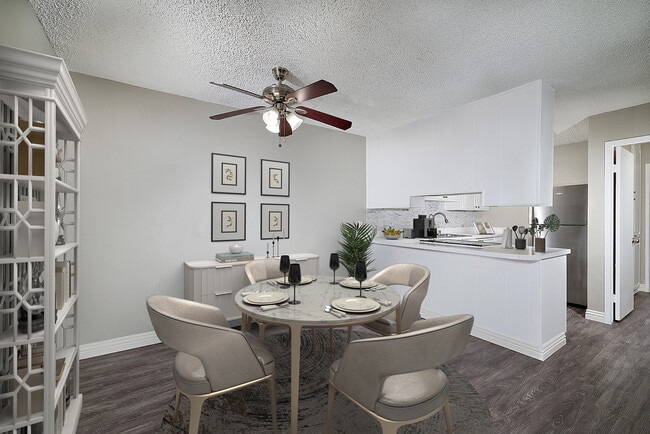 Mission Arbor Apartments in San Diego, CA - Foto de edificio - Building Photo