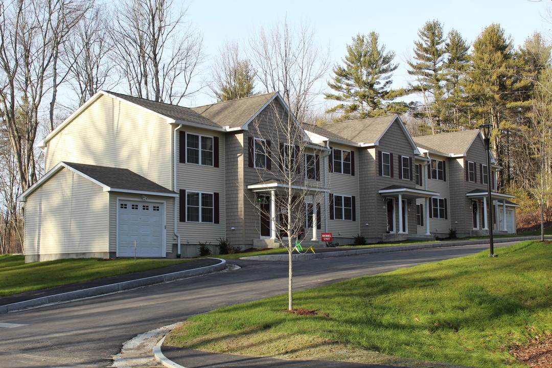 Hidden Oak Way in Manchester, NH - Foto de edificio