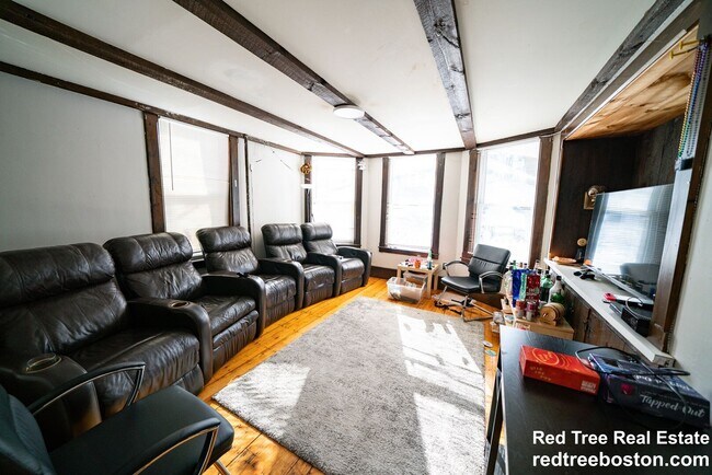 154 Calumet St, Unit 1 in Boston, MA - Foto de edificio - Building Photo