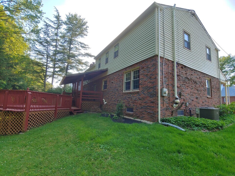 2418 Marilyn Dr in Wilmington, DE - Foto de edificio