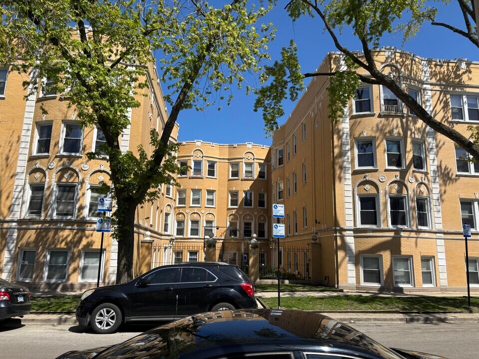 7401 N Hoyne Ave in Chicago, IL - Building Photo