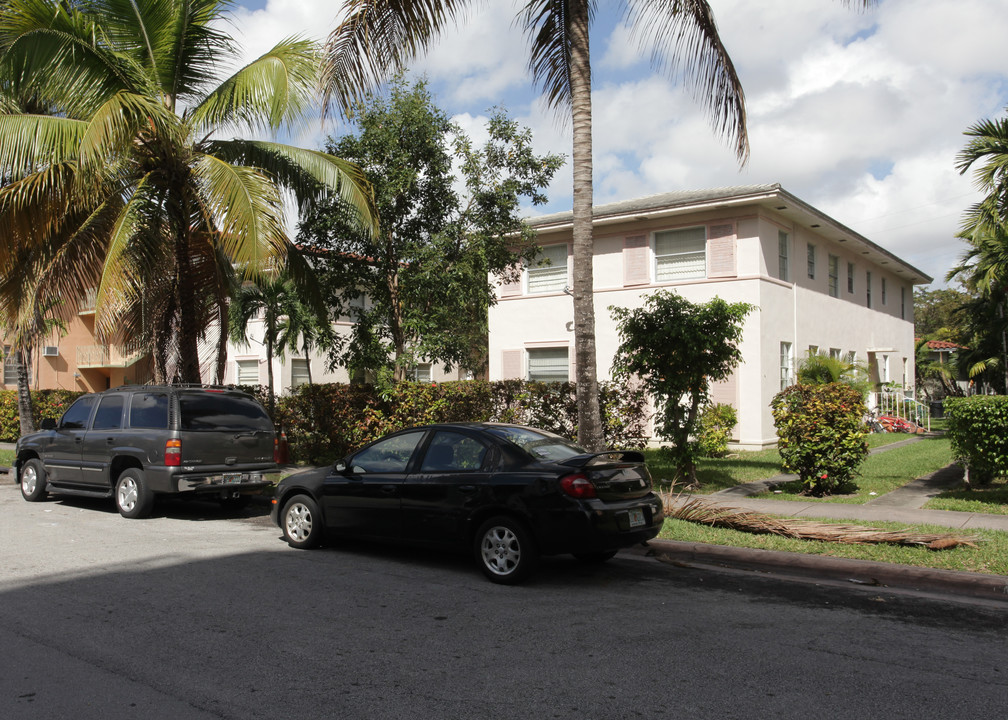 221 Sidonia Ave in Coral Gables, FL - Foto de edificio