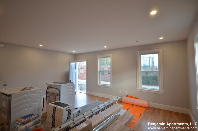 21 Shepard St, Unit 1 in Boston, MA - Foto de edificio - Building Photo