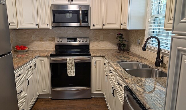 property at 11531 Jade Ln SE