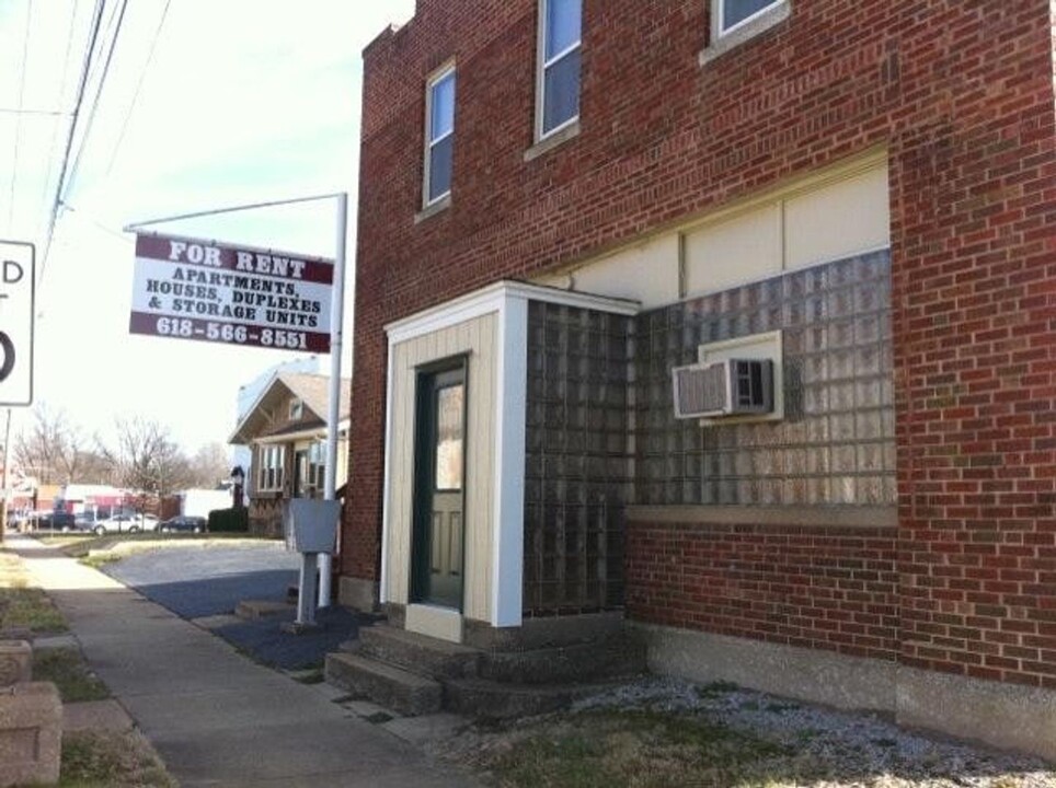322 W Main St in Mascoutah, IL - Building Photo