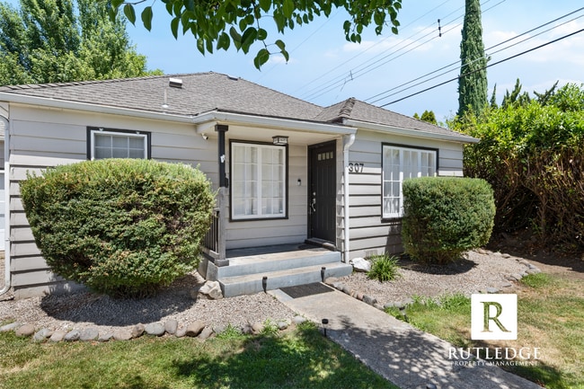 307 Monroe St in Medford, OR - Building Photo - Building Photo