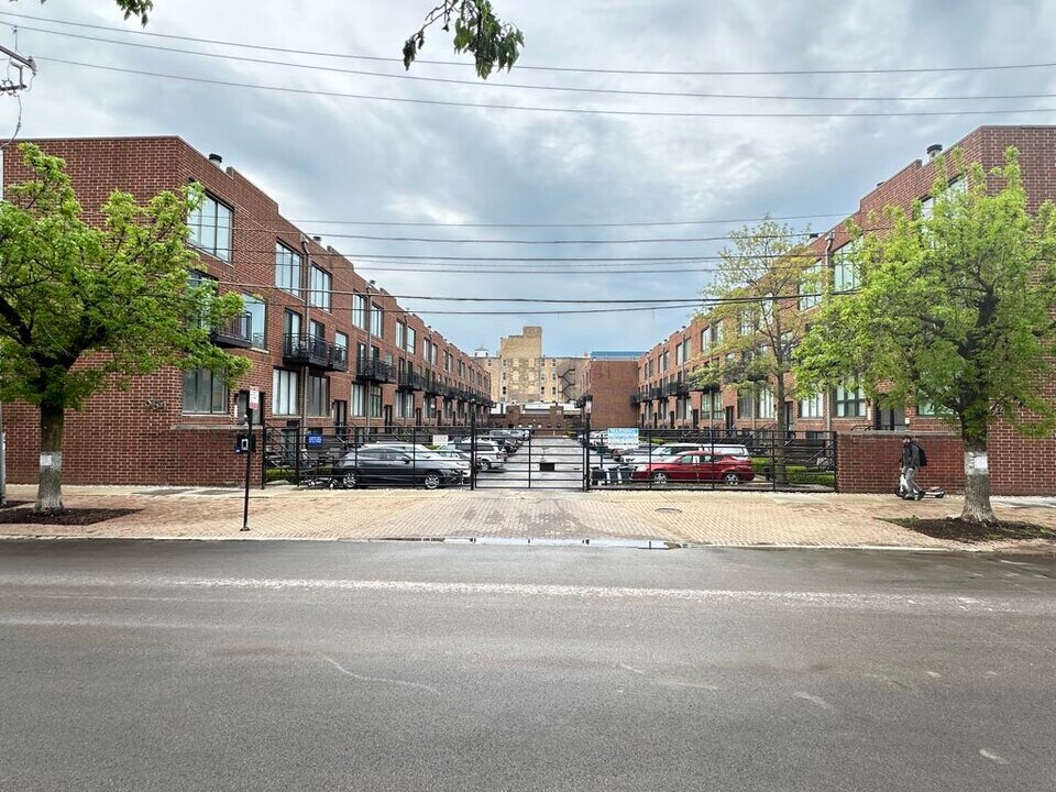 939 W Grace St, Unit J03W in Chicago, IL - Building Photo