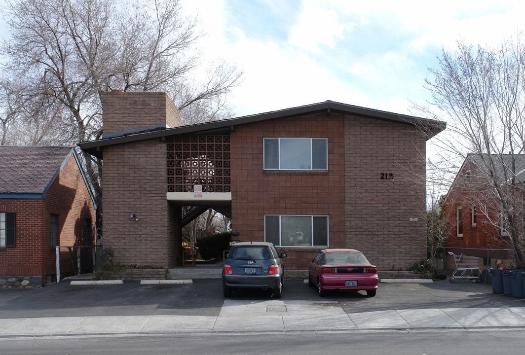 218 Mt Rose St in Reno, NV - Foto de edificio