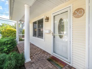 30 Edgewood Rd in Port Washington, NY - Building Photo - Building Photo