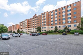 1200 S Arlington Ridge Rd, Unit 612 in Arlington, VA - Foto de edificio - Building Photo