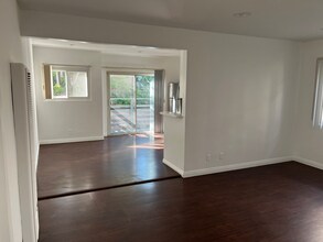 8315 W Manchester Ave, Unit 4 in Playa Del Rey, CA - Foto de edificio - Building Photo
