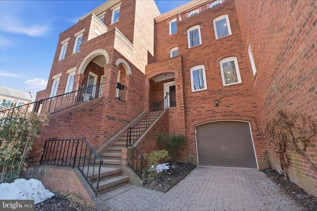 property at 3919 Georgetown Ct NW