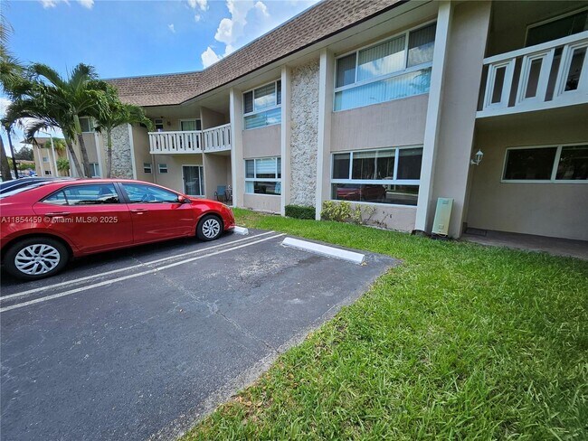 7490 Miami Lakes Dr in Miami Lakes, FL - Building Photo - Building Photo