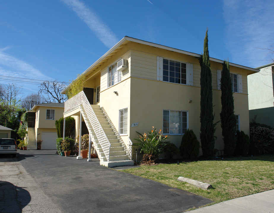 4915 Cahuenga Blvd in North Hollywood, CA - Foto de edificio