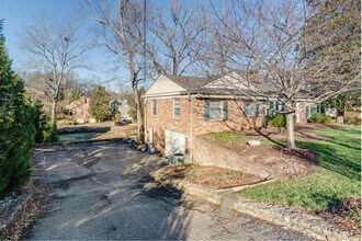 2817 White Oak Dr in Nashville, TN - Foto de edificio - Building Photo