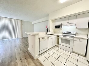 5077 NW 7th St in Miami, FL - Building Photo - Building Photo