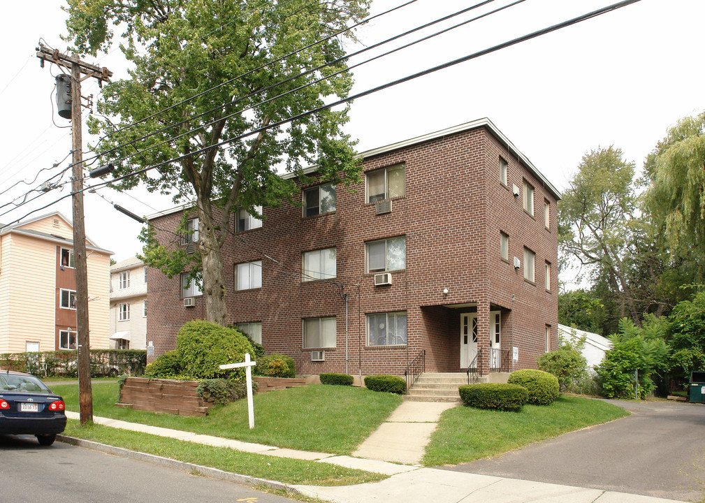 70 W Beacon St in West Hartford, CT - Building Photo