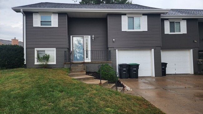 3511-3513 S 135th Cir