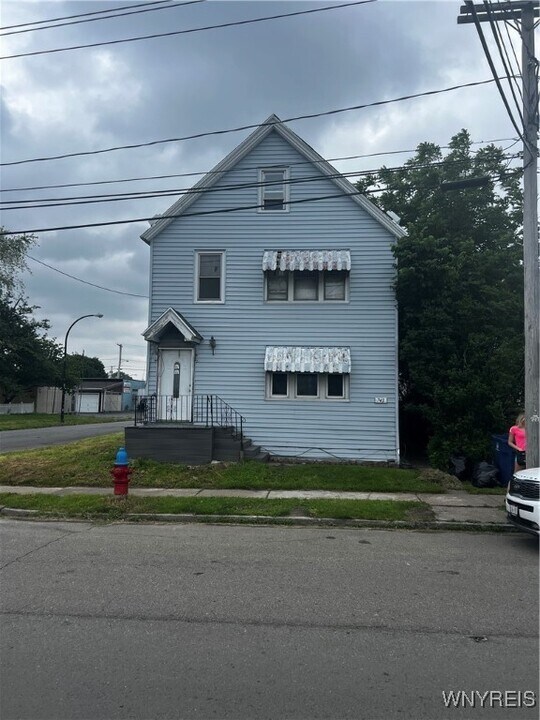 749 S Ogden St in Buffalo, NY - Building Photo