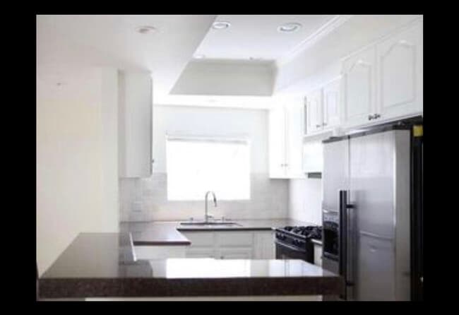 10627 Ashton Ave in Los Angeles, CA - Building Photo - Building Photo