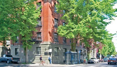 Irving Street Towers in Portland, OR - Foto de edificio - Building Photo