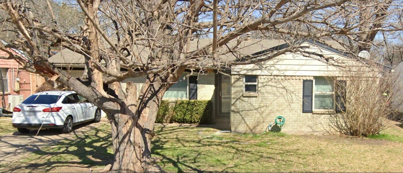 2129 Brookshire St in Arlington, TX - Building Photo